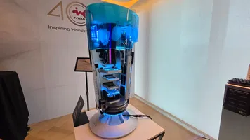 InWin celebra 40 anni con un case che "si apre con un tocco"