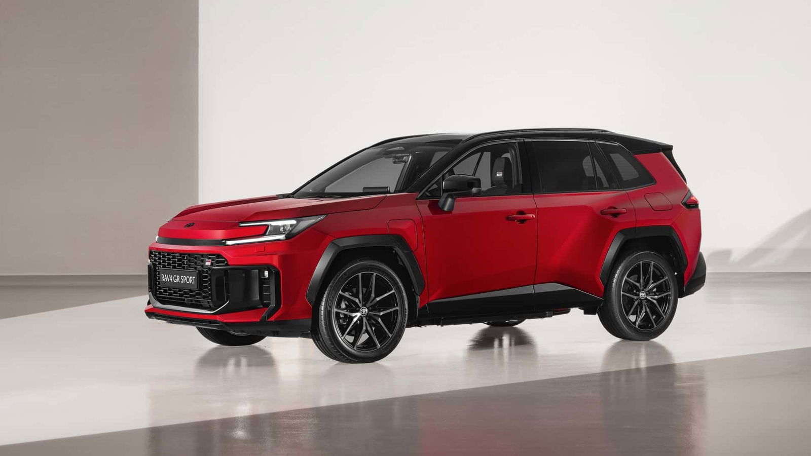 Immagine di Nuova RAV4, l'ibrido Toyota si aggiorna con più tech