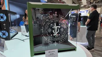 Il case per PC dedicato a DOOM ti osserva mentre giochi