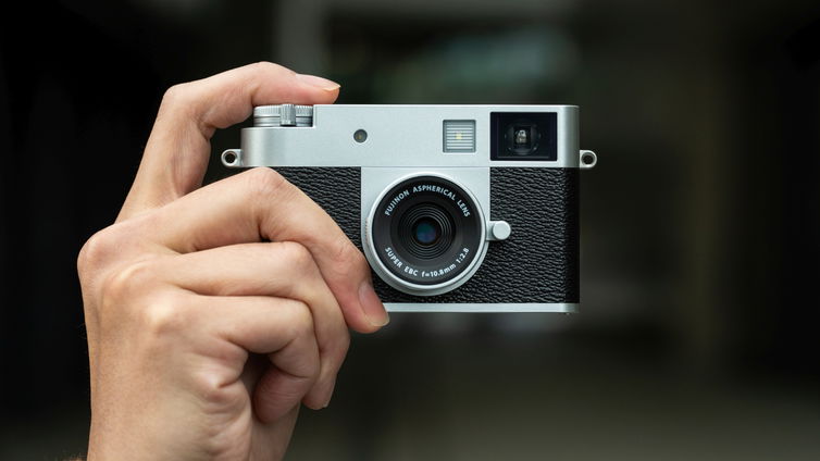 Immagine di Fujifilm X half è davvero unica: sensore verticale e leva per avanzare il "rullino" digitale