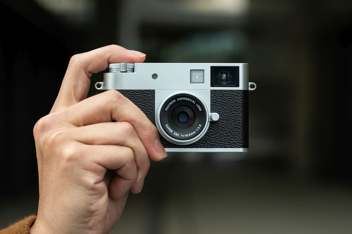 Fujifilm X half è davvero unica: sensore verticale e leva per avanzare il "rullino" digitale
