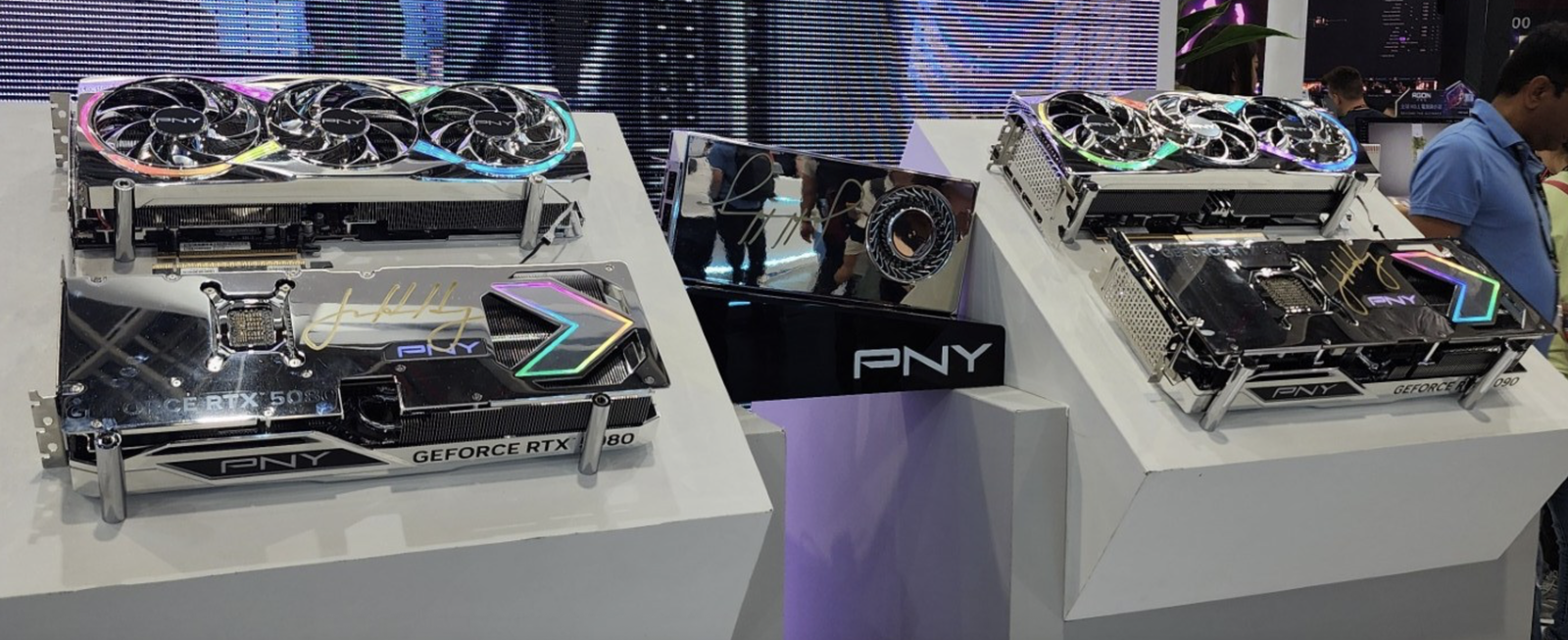 PNY punta sul "cromato" con le RTX 5090 e 5080 Iron Core