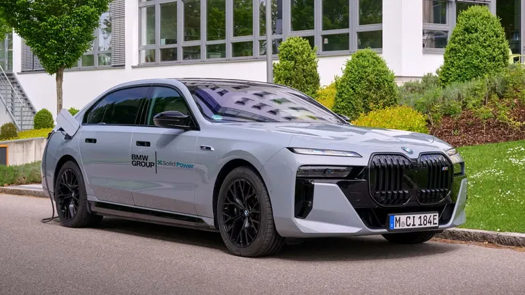 Immagine di BMW sta sperimentando le batterie a stato solido sulla i7