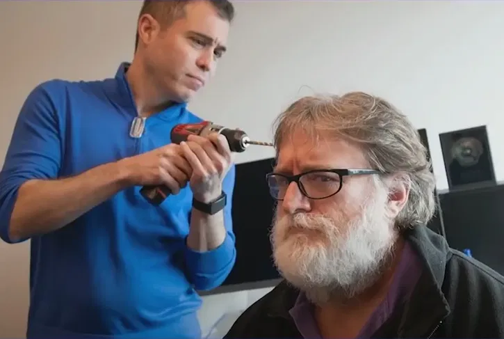 Immagine di Gabe Newell sfida Neuralink con un nuovo chip cerebrale