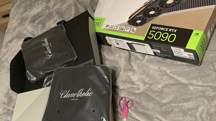 Immagine di Compra una RTX 5090 ma ci trova dentro tre zaini