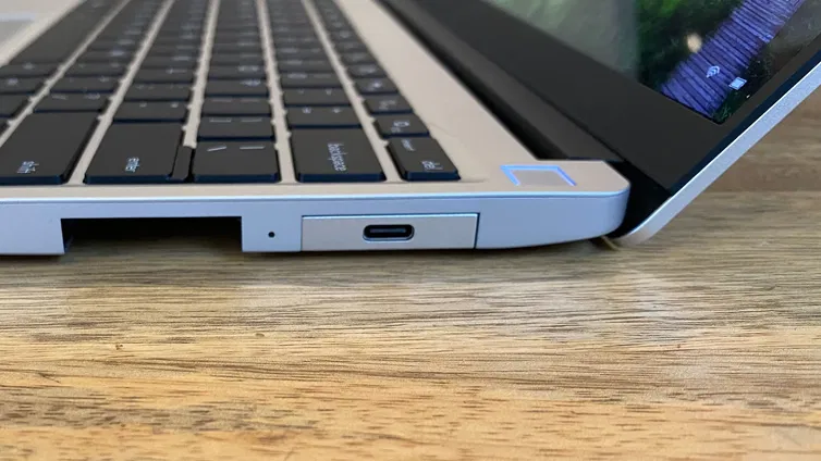 Immagine di Microsoft mette fine al caos sulle porte USB-C dedicate alla ricarica
