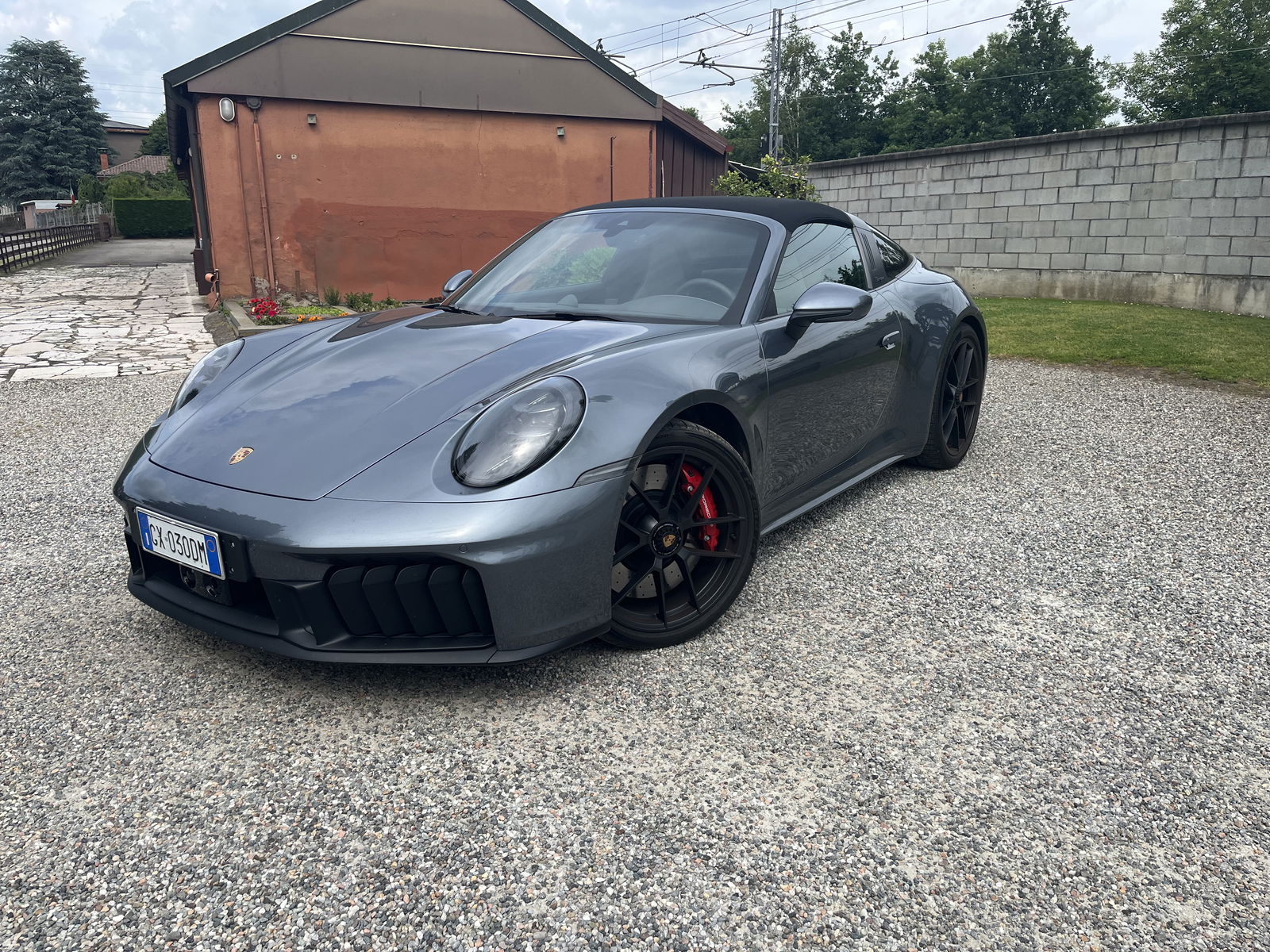 Porsche 911 Targa 4 GTS: potenza ibrida e fascino retrò