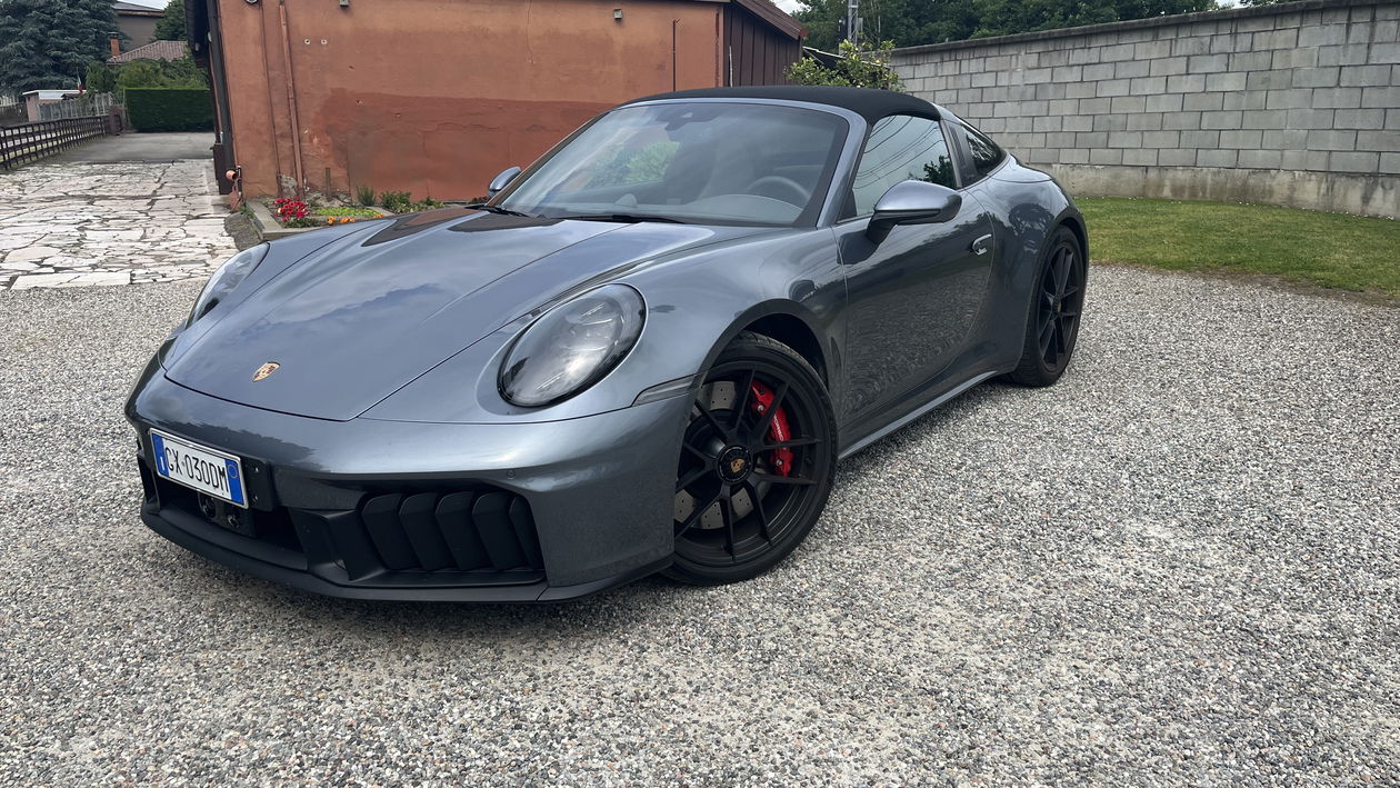 Immagine di Porsche 911 Targa 4 GTS: potenza ibrida e fascino retrò