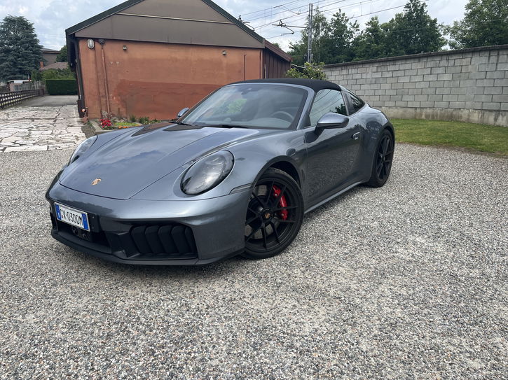 Immagine di Porsche 911 Targa 4 GTS: potenza ibrida e fascino retrò