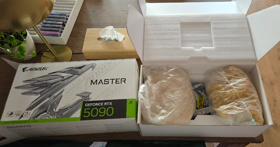 Immagine di Ordina una RTX 5090, gli arriva un pacco di pasta