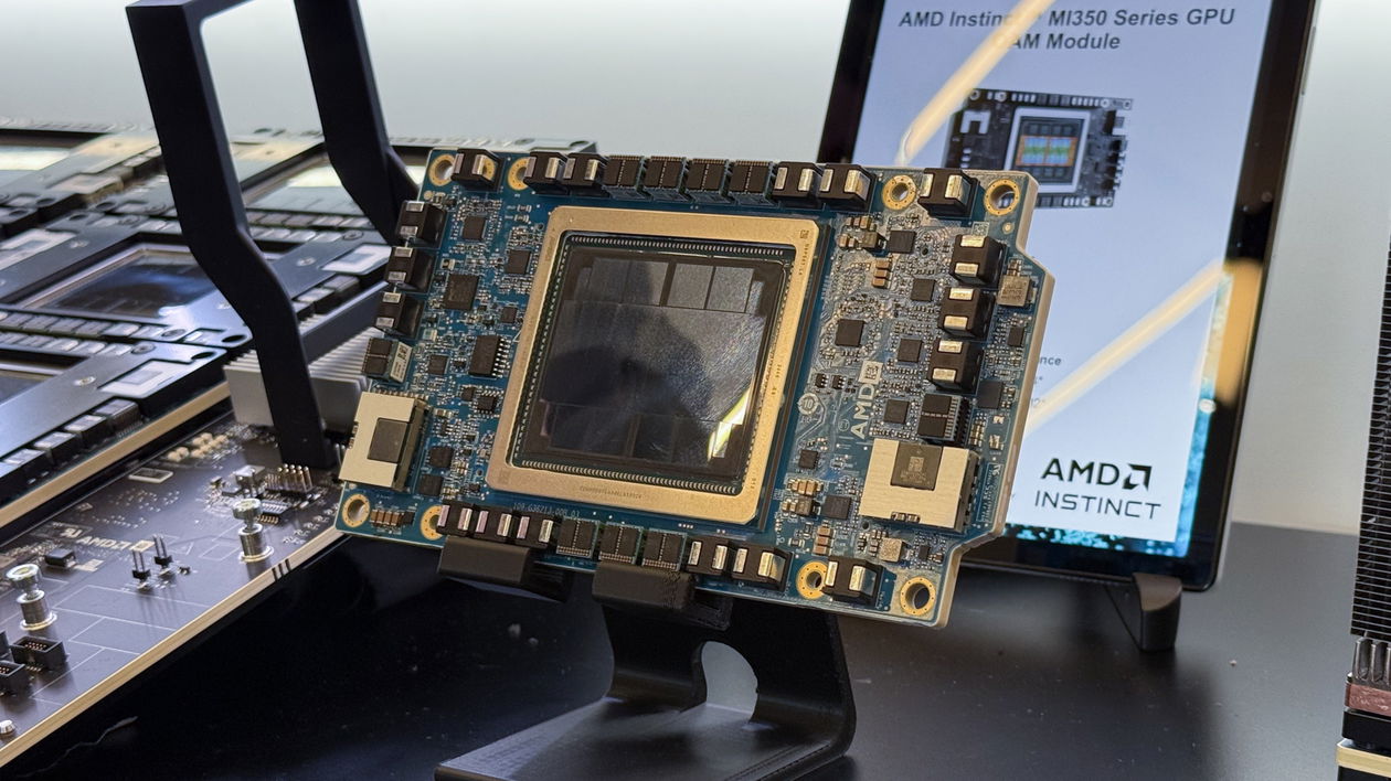 Immagine di AMD traccia la rotta per l’AI aperta: nuove GPU, software e infrastrutture rack-scale