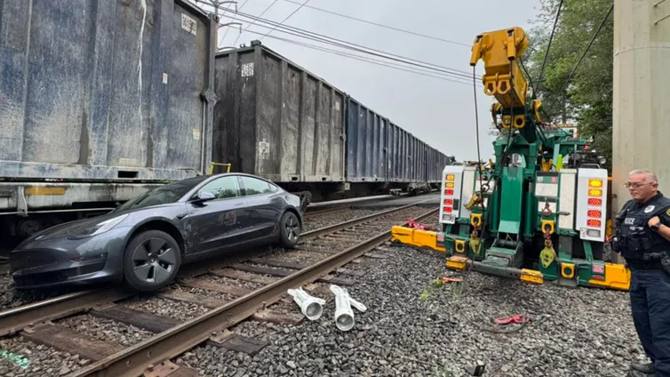 Immagine di Una Tesla a guida autonoma si blocca sui binari