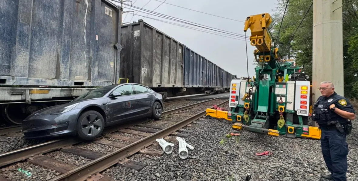 Una Tesla a guida autonoma si blocca sui binari