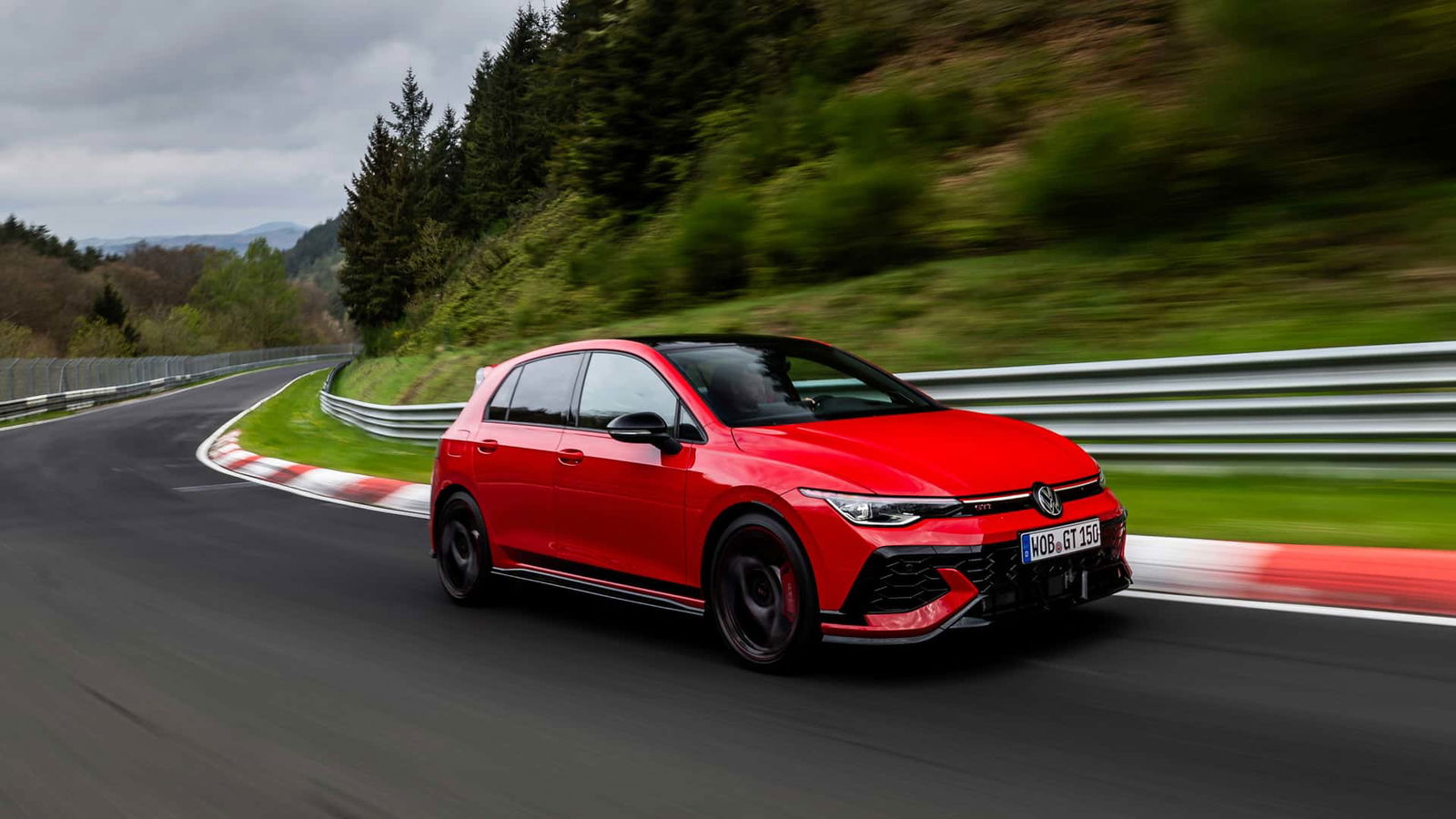 Immagine di 50 anni e non sentirli: la Golf GTI festeggia con un record!