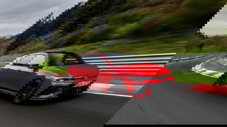 Immagine di 50 anni e non sentirli: la Golf GTI festeggia con un record!