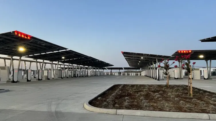 Immagine di Tesla lancia un'oasi per ricaricare le auto elettriche