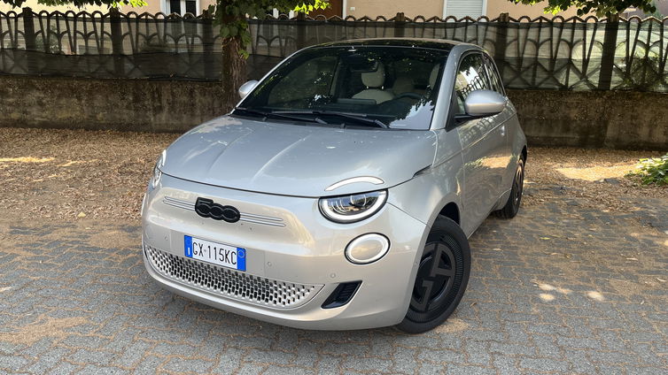 Immagine di Fiat 500e Giorgio Armani, cosa mi piace e cosa no | La mia prova
