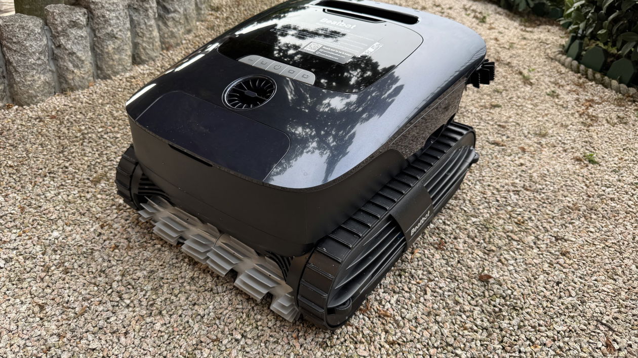 Immagine di Beatbot AquaSense 2 Ultra, il robot per la piscina che pulisce con l'IA | Test & Recensione
