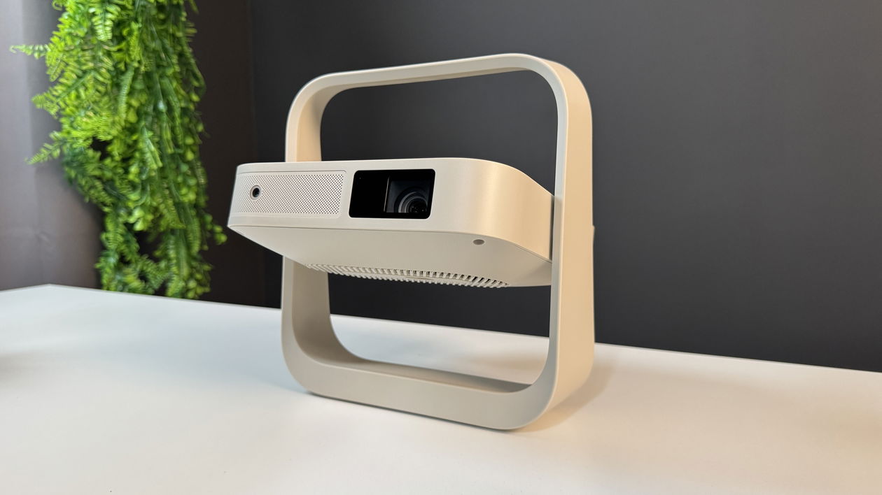 Immagine di XGIMI Elfin Flip: il proiettore portatile che si apre come un libro | Test & Recensione