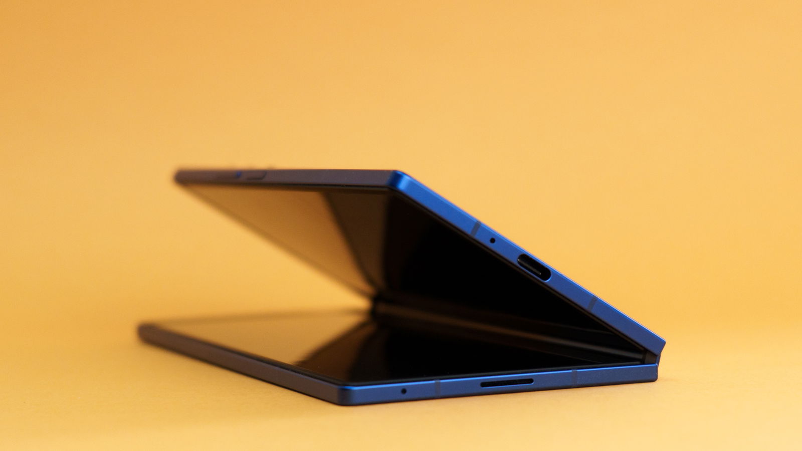 Samsung vuole anticipare Apple e prepara un foldable a "passaporto"