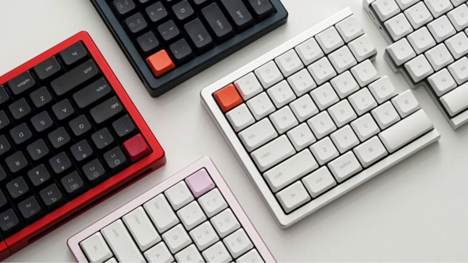 Questa tastiera è letteralmente spaccata in due e la puoi ricaricare in verticale!