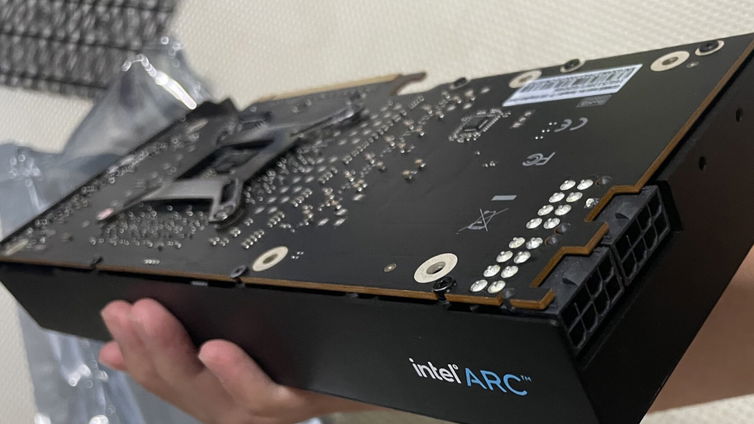Immagine di Spunta un prototipo della Intel Arc A750 con 16 GB e bus a 512-bit