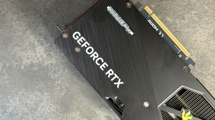 Immagine di NVIDIA frena le RTX 50 SUPER per la crisi GDDR7