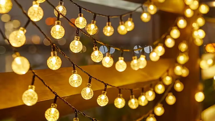 Immagine di 100 lampadine LED, meno di 4€: il colpo di fortuna per il tuo Natale