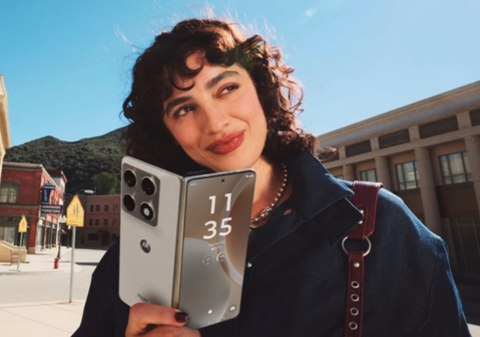 Motorola presenta razr fold: il suo primo foldable a libro