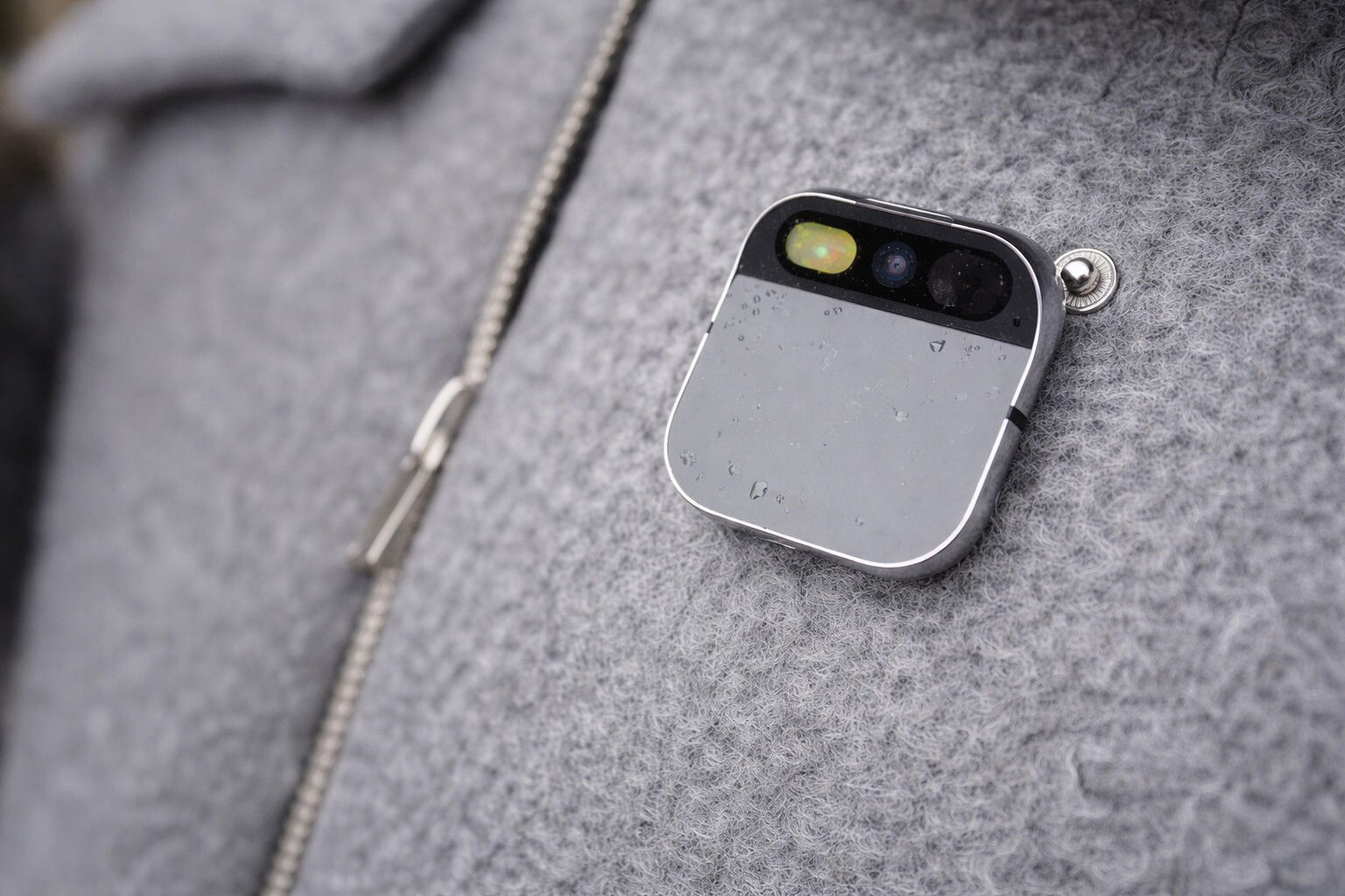 Apple lavora a una spilla AI indossabile