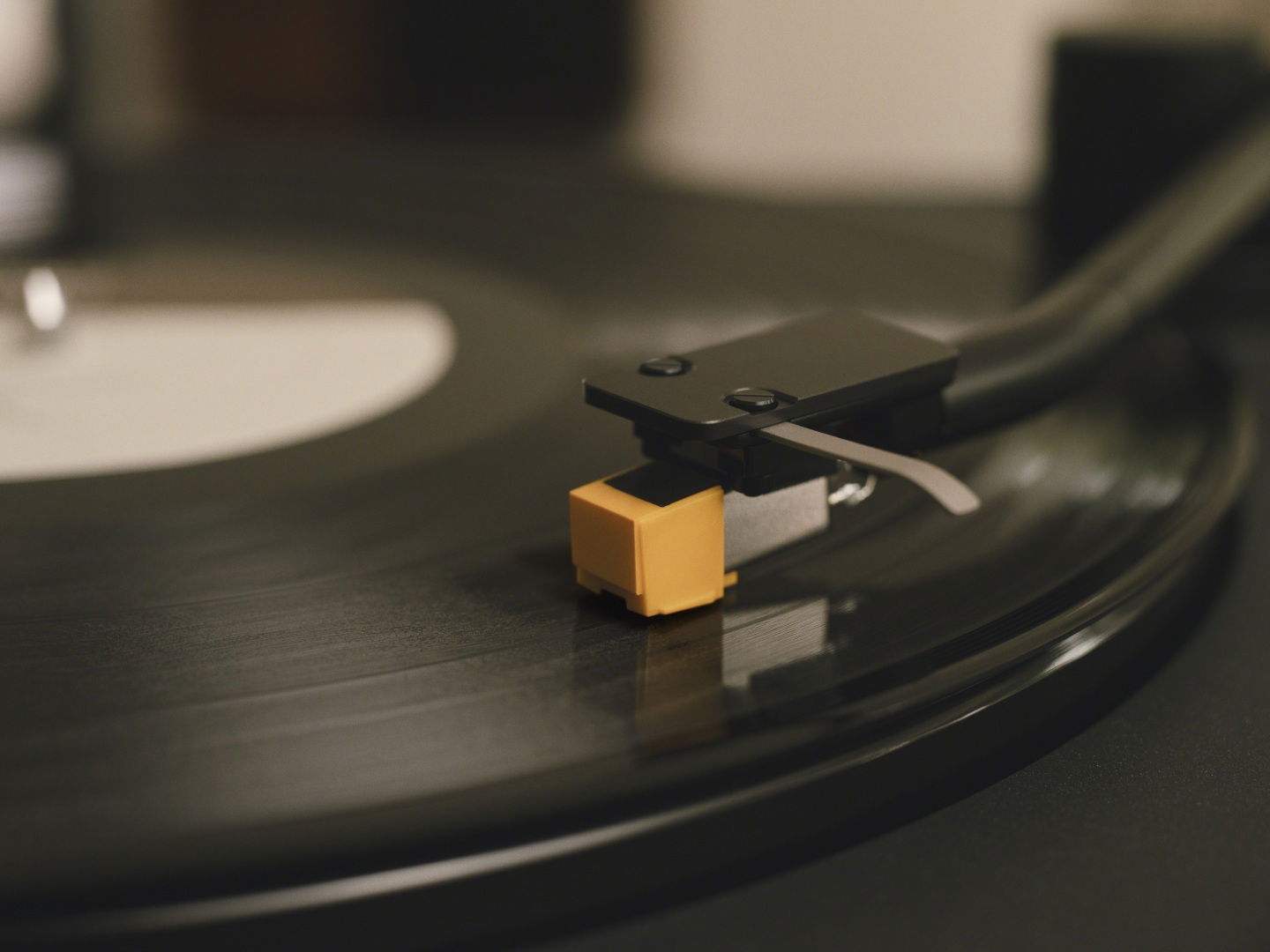 Da Sony due nuovi giradischi wireless, per novizi e audiofili