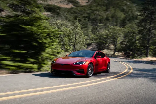 Tesla ferma Model S e Model X per fare spazio ai robot