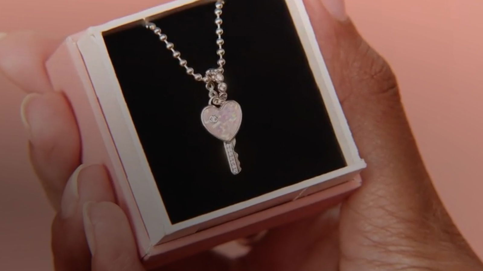 San Valentino brilla di più: con Pandora il secondo gioiello costa la metà