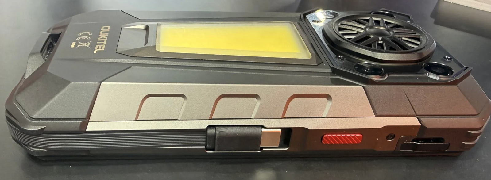 Questo smartphone appicca incendi e ricarica un MacBook Pro