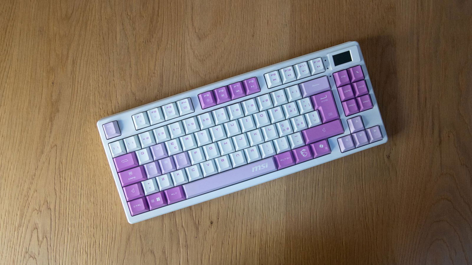 Recensione MSI Forge GK600 TKL Wireless, concreta e convincente