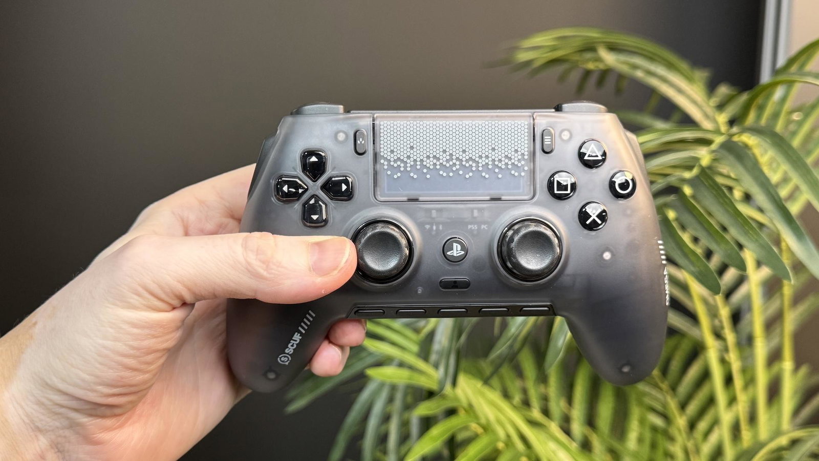 Recensione Scuf Omega Smoke: il controller pro per PS5 e PC - Tom's ...