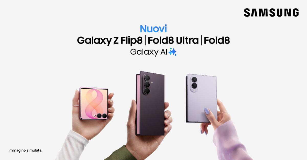 Nuovi smartphone pieghevoli Samsung su sfondo neutro, smartwatch e occhiali smart innovativi accanto, immagine di approfondimento