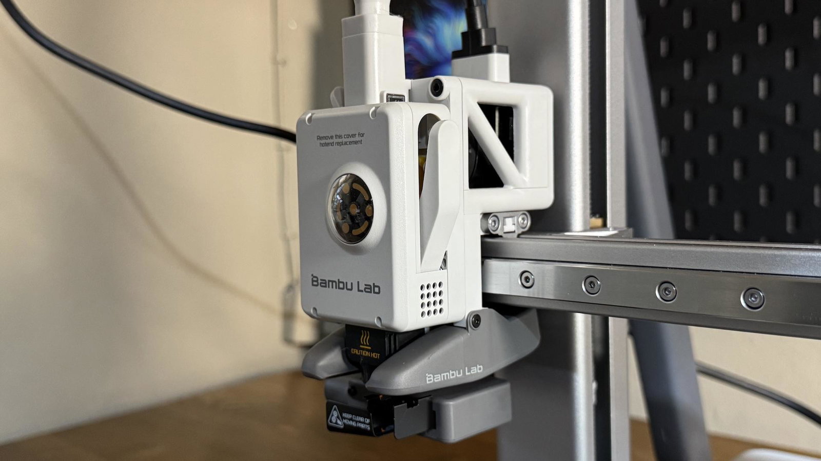 Bambu Lab A2L yazıcı üzerindeki ekstrüder ve toolhead bölümü