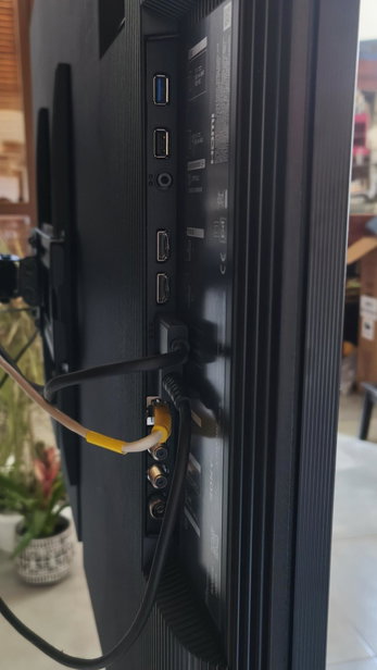 Sony BRAVIA 7 II, connettori laterali Dettaglio dei connettori laterali del Sony BRAVIA 7 II