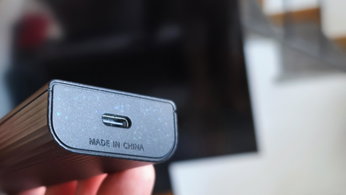 Sony BRAVIA 7 II, porta USB-C del telecomando La porta USB-C per la ricarica sul retro del telecomando