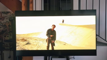 Sony BRAVIA 7 II in una stanza luminosa Il Sony BRAVIA 7 II mentre riproduce una scena cinematografica in una stanza luminosa