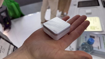 Plaud One porta l’IA nelle conversazioni: ecco gli auricolari con 4G ed eSIM