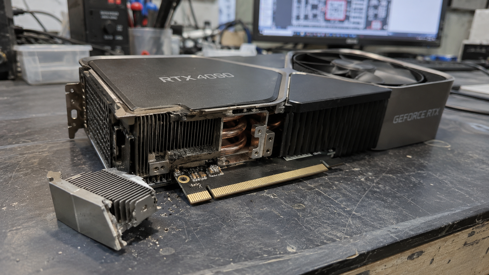 Dalla RTX 4090 cade un pezzo del dissipatore, il vero problema arriva dopo