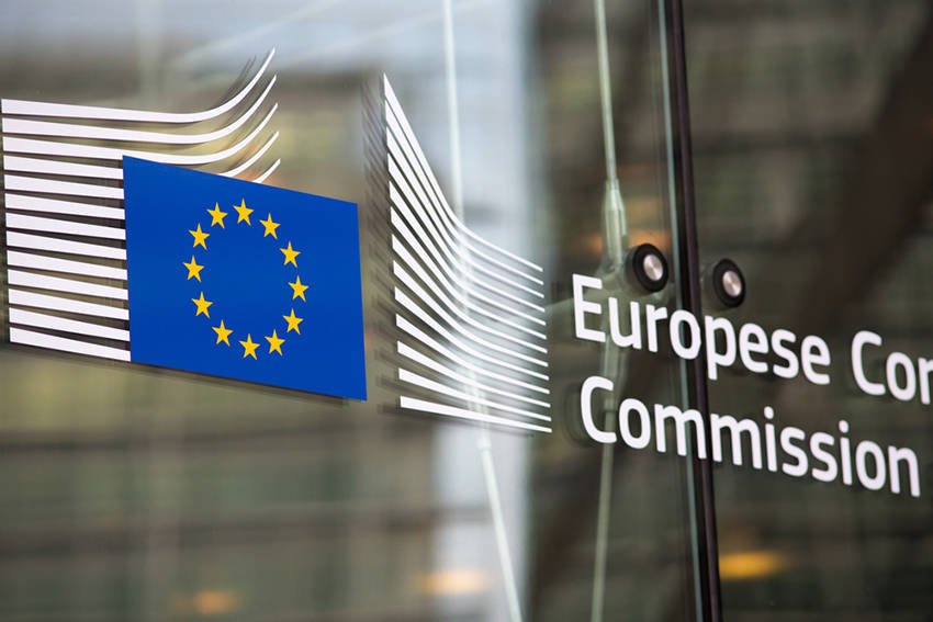 Immagine di Guerra di lobby a Bruxelles: Telco contro la Commissione UE per le auto connesse