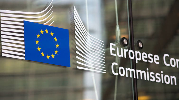 Immagine di Guerra di lobby a Bruxelles: Telco contro la Commissione UE per le auto connesse