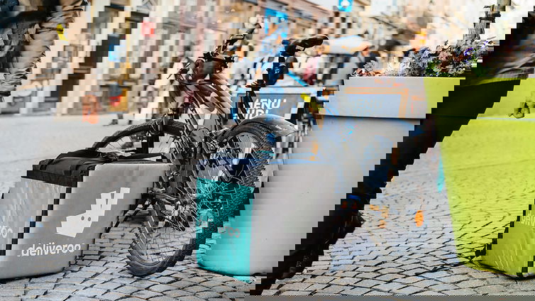 Immagine di Amazon investe 575 mln di dollari in Deliveroo: Uber Eats trema?