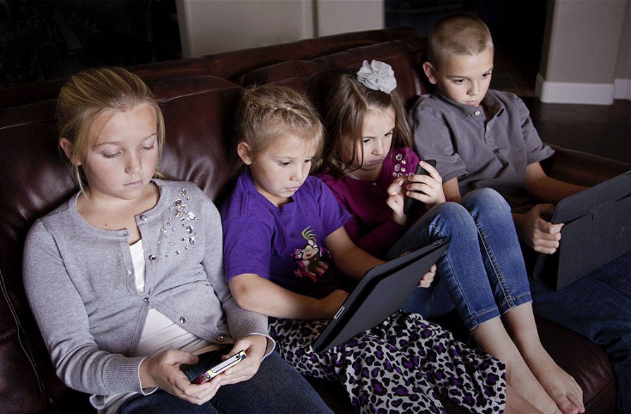 bambini-e-smartphone-3525.jpg