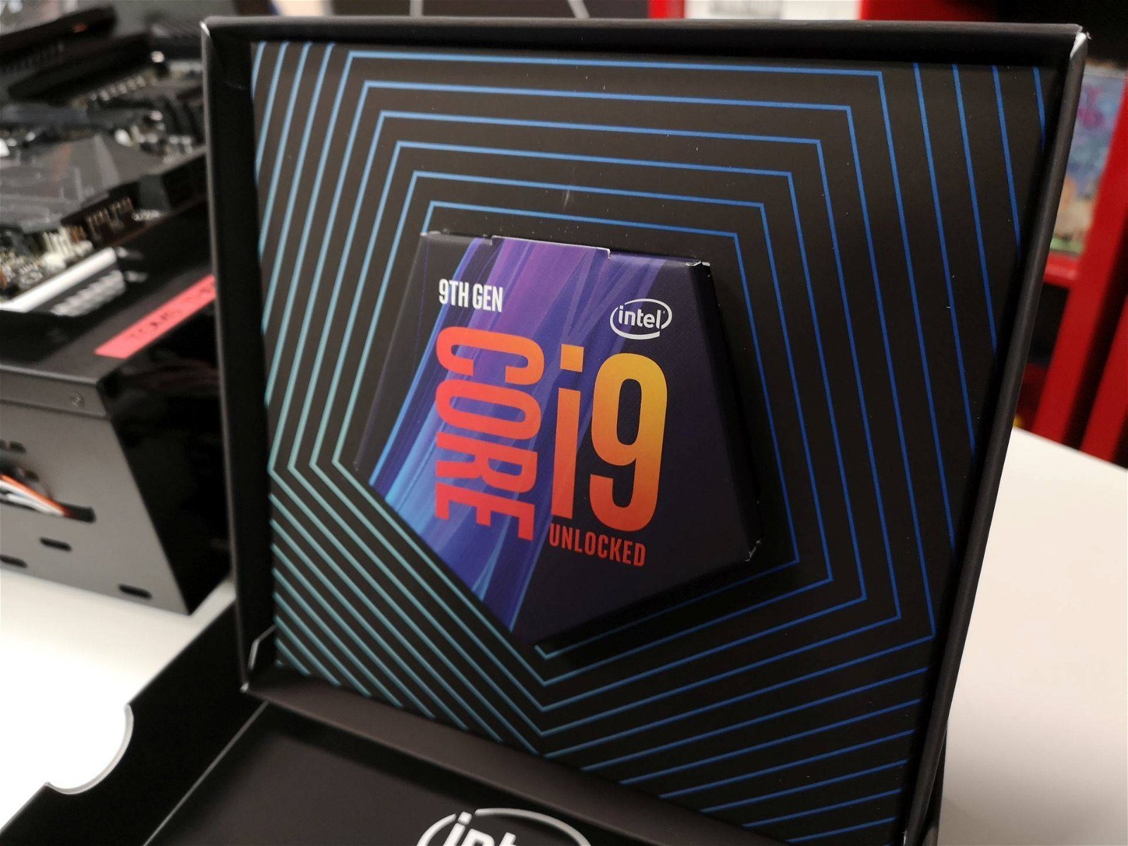 Immagine di Intel Core i9-9900T avvistato in Giappone: in arrivo una CPU a 8 core a basso consumo?
