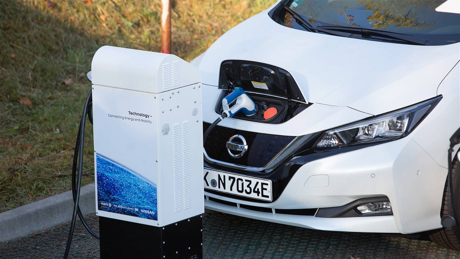 Immagine di Nissan Leaf, tecnologia vehicle to grid per facilitare l'adozione delle rinnovabili