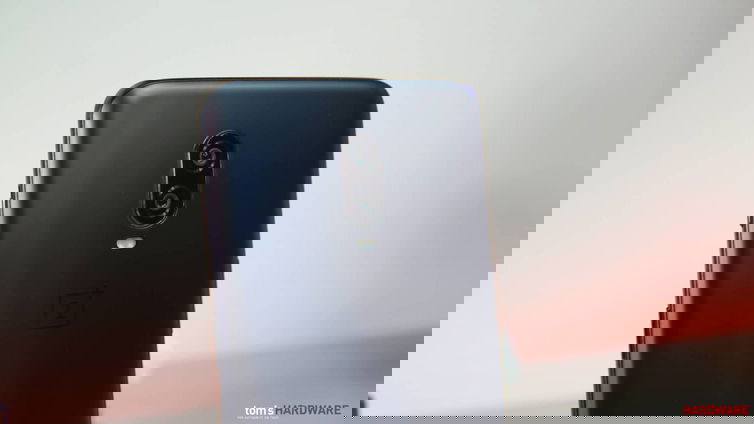 Immagine di OnePlus 6T svelato: 8 GB di RAM, notch a goccia e sensore biometrico nel display - Anteprima